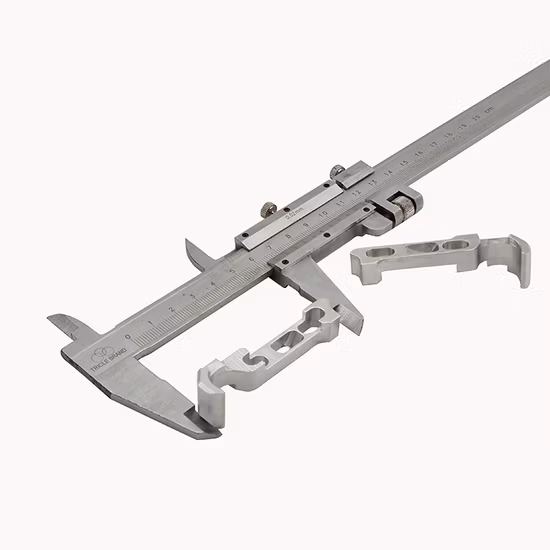 Ingenieur für CNC-Bearbeitung, Fräsverarbeitung, Blechfertigung, kundenspezifische CNC-Bearbeitung